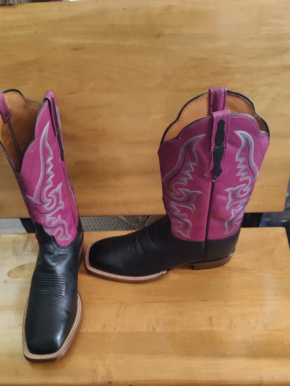 Lucchese Classic Line CL2436 Mad Dog Goat Leather Black Vamps& Fuscia Size 10B